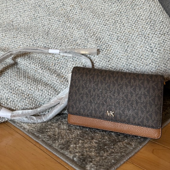 NWT Michael Kors Crossbody - Picture 1 of 4